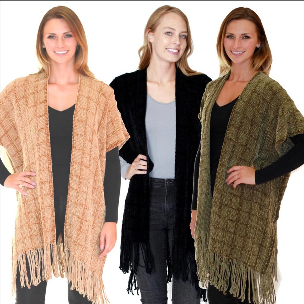 Short sleeved cardigan with fringe